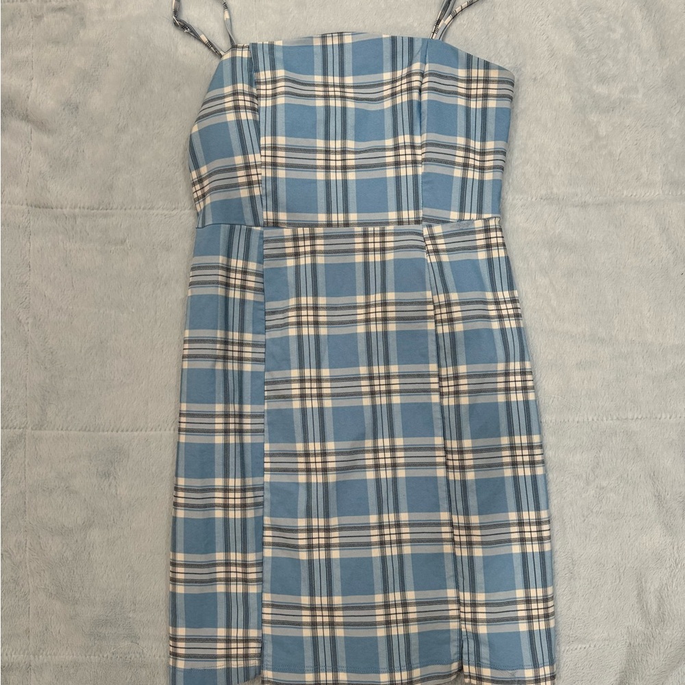 cute and flattering blue and white plaid dress!
